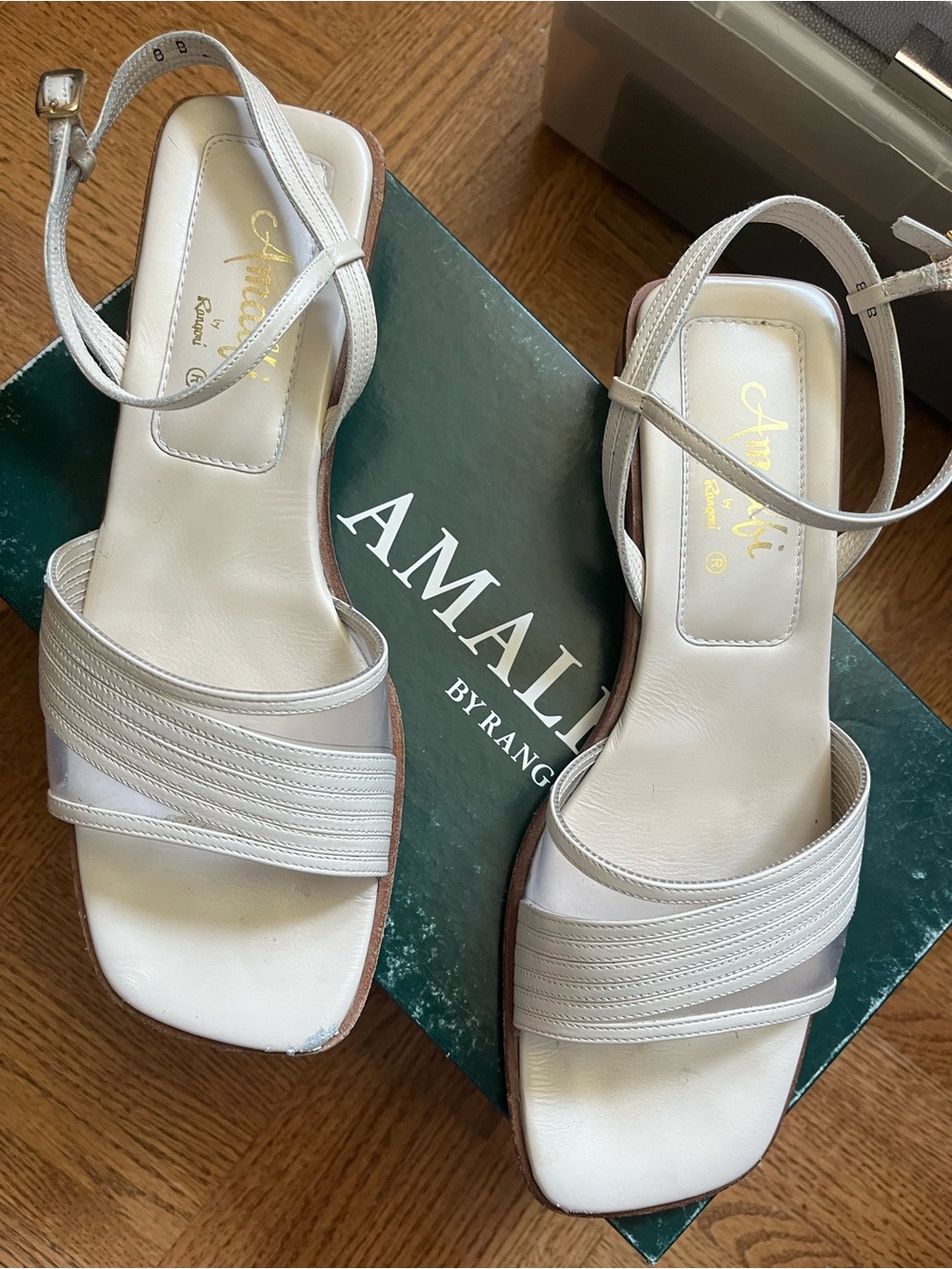 Amalfi by Rangoni Cream White Leather Low Heel Sandals | Size 8 B